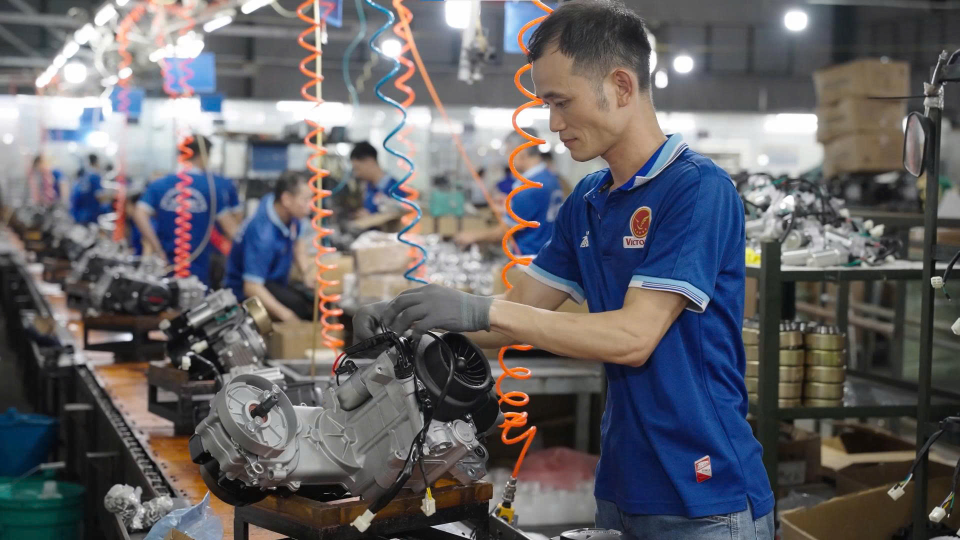 Công nhân lắp ráp tại phân xưởng